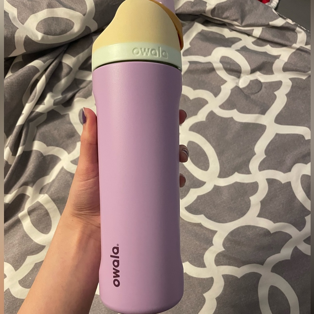 Owala 24 oz FreeSip Stainless Steel Water Bottle